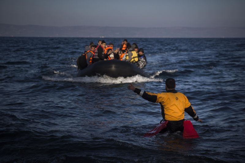Záchranář pomáhá připlouvajícím běžencům, Lesbos.