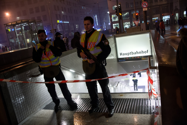 Speciální oddíly německé policie u vstupu na hlavní nádraží v Mnichově.