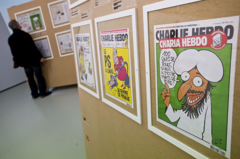 Téměř dvě stovky titulních stránek francouzského satirického týdeníku Charlie Hebdo, jehož pařížské redaktory vyvraždili radikální islamisté, si mohli návštěvníci prohlédnout v loňském roce v pražském Centru současného umění DOX. Výstavu provázela zvýšená bezpečnostní opatření. Téměř dvě stovky titulních stránek francouzského satirického týdeníku Charlie Hebdo, jehož pařížské redaktory vyvraždili radikální islamisté, si mohli návštěvníci prohlédnout v loňském roce v pražském Centru současného umění DOX. Výstavu provázela zvýšená bezpečnostní opatření.