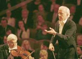 Slavnostní koncert v pražském Rudolfinu ke 100.výročí vzniku orchestru Česká filharmonie. Rok 1996. Šéfdirigent České filharmonie Gerd Albrecht řídí orchestr.