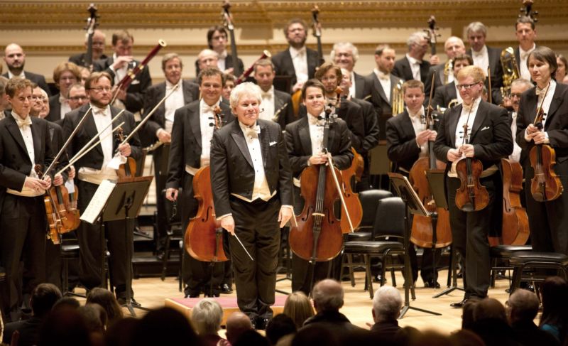 Koncert České filharmonie v newyorské Carnegie Hall, který třítisícové publikum ocenilo dlouhými ovacemi ve stoje. Čeští filharmonici měli na programu symfonii Z Nového světa od Antonína Dvořáka, která právě na tomto místě měla v roce 1893 světovou premiéru, a dále Janáčkovu rapsodii Taras Bulba a Lisztův Koncert pro klavír č. 2. Koncert byl vyprodaný několik týdnů předem. Koncert České filharmonie v newyorské Carnegie Hall, který třítisícové publikum ocenilo dlouhými ovacemi ve stoje. Čeští filharmonici měli na programu symfonii Z Nového světa od Antonína Dvořáka, která právě na tomto místě měla v roce 1893 světovou premiéru, a dále Janáčkovu rapsodii Taras Bulba a Lisztův Koncert pro klavír č. 2. Koncert byl vyprodaný několik týdnů předem.