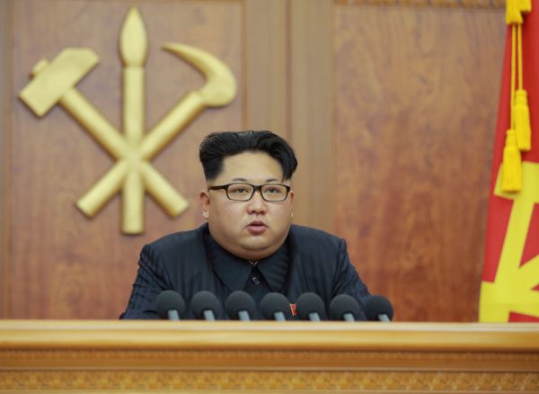 Kim Čong-un při novoročním projevu. Kim Čong-un při novoročním projevu.