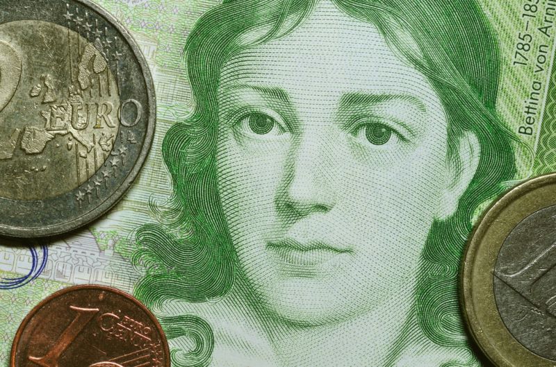 Německá marka a euro (ilustrační foto). Německá marka a euro (ilustrační foto).