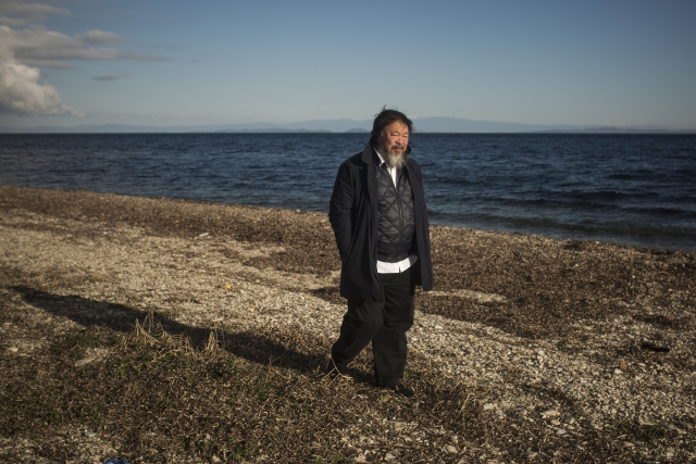 Čínský umělec Aj Wej-wej se prochází po pláži na řeckém ostrově Lesbos.