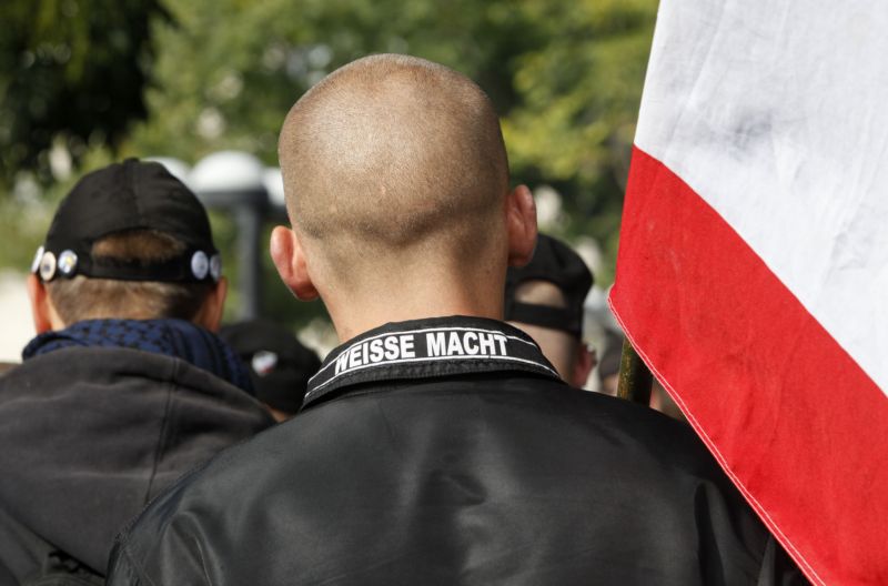 Německý neonacista s nášivkou "bílá síla".