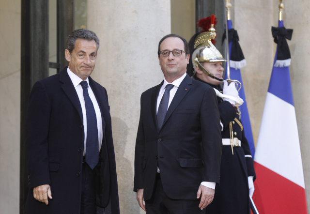 François Hollande (vpravo) a jeho předchůdce Nicolas Sarkozy.