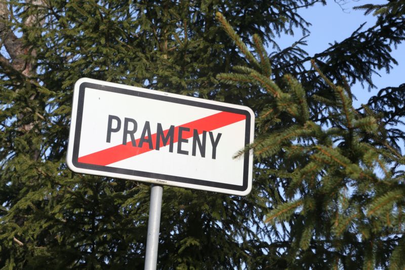 Vesničku Prameny u Mariánských Lázní drží pevně v tlapách ruský medvěd.