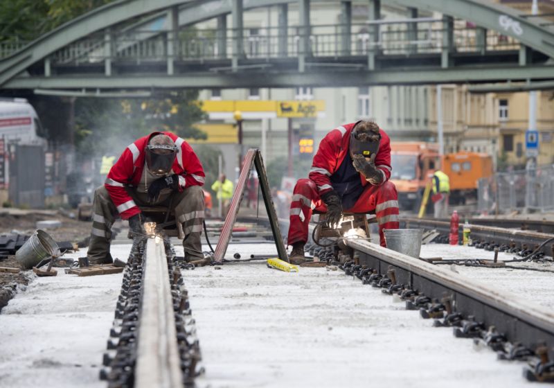 Rekonstrukce trati v Bělehradské ulici. Rekonstrukce trati v Bělehradské ulici.