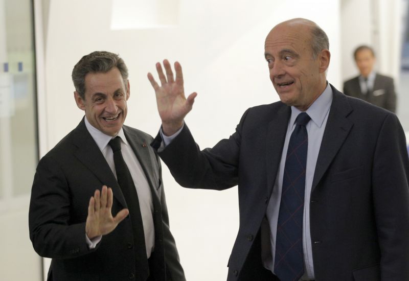 Alain Juppé (vpravo) a jeho hlavní politický soupeř exprezident Nicolas Sarkozy.