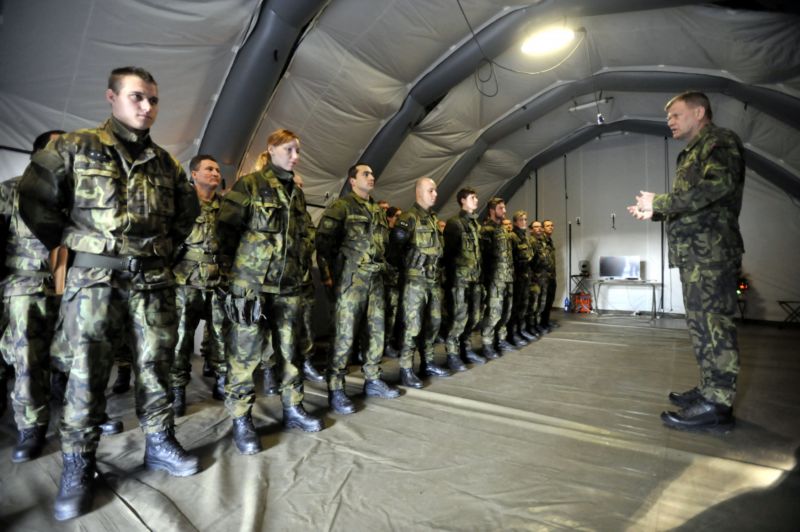 Náčelník generálního štábu Armády ČR Josef Bečvář (vpravo) a nastoupená jednotka. Náčelník generálního štábu Armády ČR Josef Bečvář (vpravo) a nastoupená jednotka.