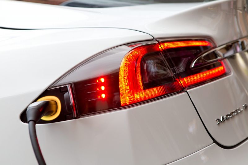 Automobilka elektrických vozů Tesla vyrábí dva modely.