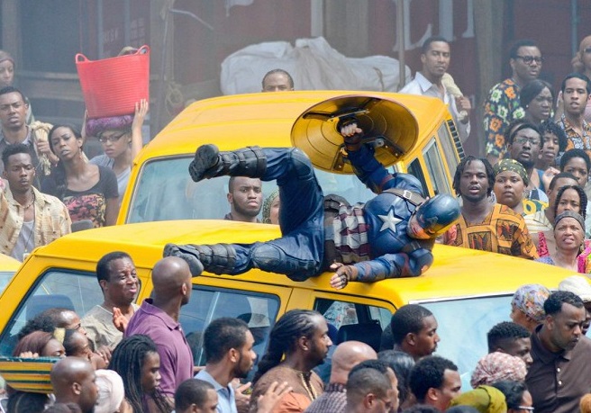 Chris Evans jako Kapitán Amerika při natáčení.