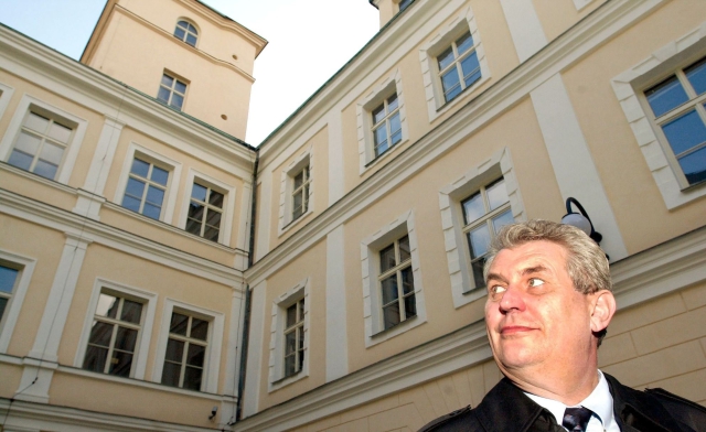 Tehdejší předseda ČSSD Miloš Zeman slavnostně otevřel zrekonstruované nádvoří Lidového domu v Praze, rok 2000.