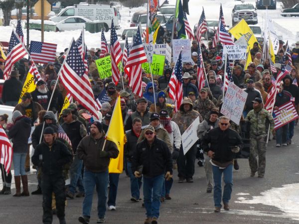 Protestující američtí farmáři před vládní budovou ve státě Oregon. Protestující američtí farmáři před vládní budovou ve státě Oregon.