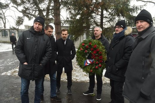 Poslední rozloučení s bývalým fotbalovým brankářem Pavlem Srníčkem se konalo 4. ledna v Ostravě. Na snímku jsou bývalí fotbaloví reprezentanti (zleva) Miroslav Kadlec, Pavel Kuka, Karel Poborský, Ladislav Maier, Luboš Kubík a Radek Bejbl.