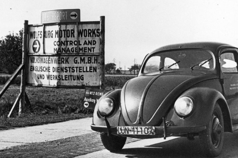 Historická fotografie, začíná sériová výroba VW Brouk.