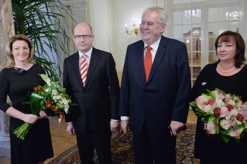 Prezident Miloš Zeman (vpravo) a premiér Bohuslav Sobotka na zámku v Lánech, kam prezident pozval premiéra na novoroční oběd. Prezident Miloš Zeman (vpravo) a premiér Bohuslav Sobotka na zámku v Lánech, kam prezident pozval premiéra na novoroční oběd.