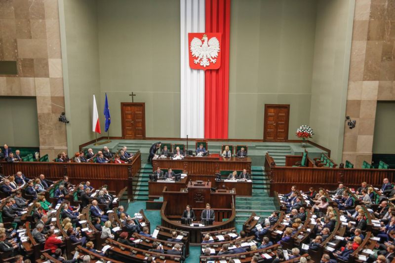 Na činnost médií bude dohlížet nová Rada národních médií, pět jejích členů určí Sejm, dva prezident a jednoho druhá parlamentní komora Senát.