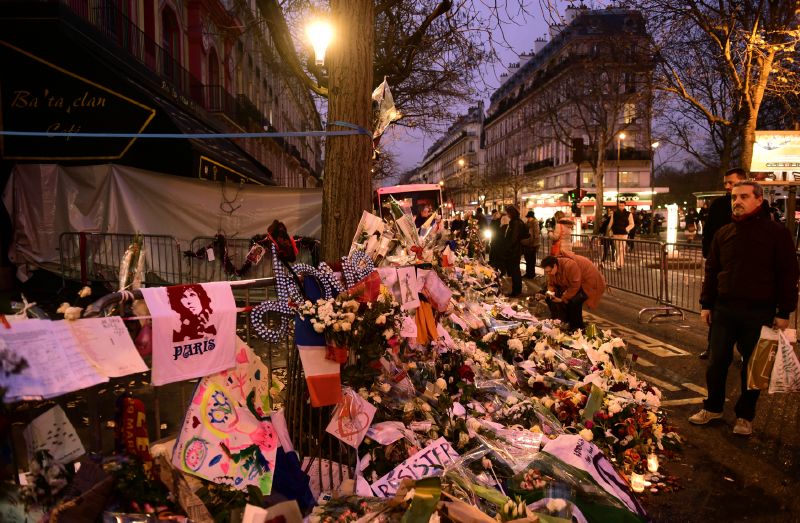 Pietní místo poblíž klubu Bataclan po teroristickém masakru v Paříži.