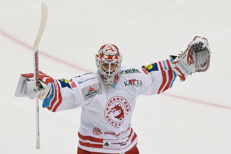Utkání 33. kola hokejové extraligy: HC Oceláři Třinec - Mountfield Hradec Králové, 5. ledna v Třinci. Brankář Šimon Hrubec z Třince se raduje z vítězství po skončení zápasu.