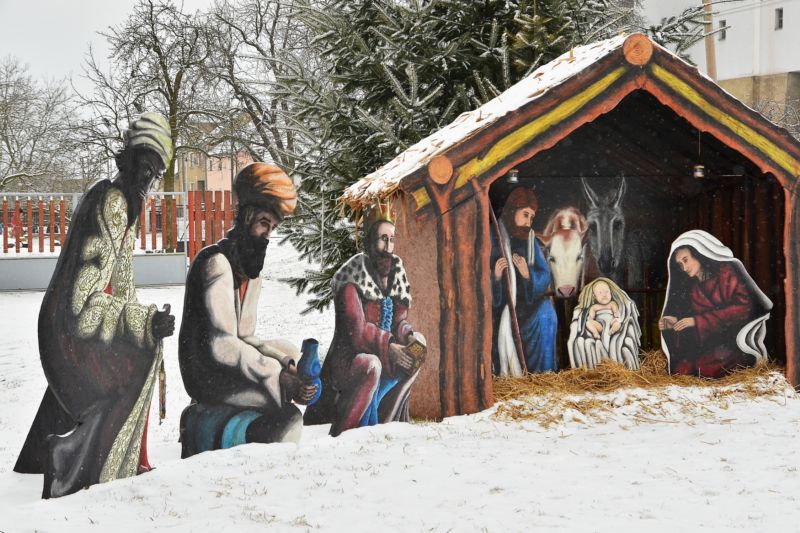 Figuríny tří králů u betléma na návsi v obci Rozsička na Blanensku.