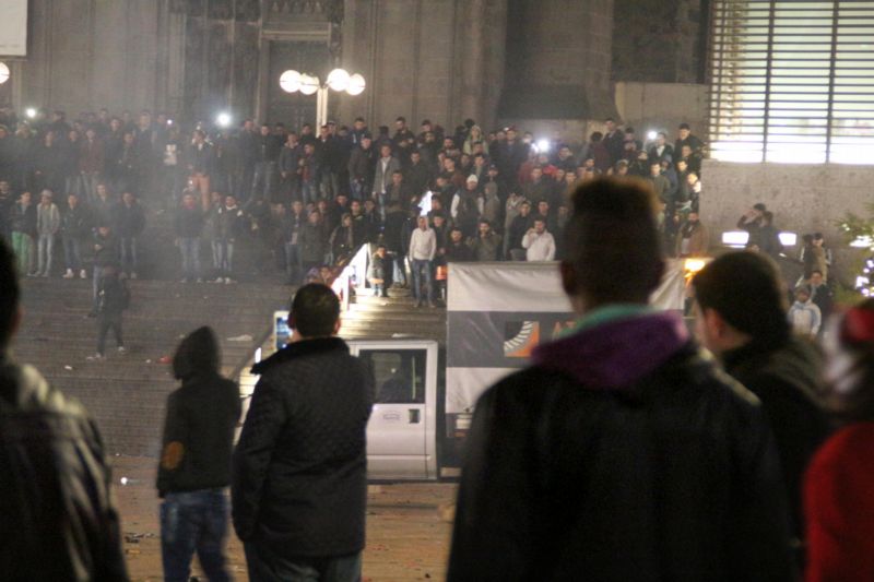 Shromáždění mužů v okolí kolínského hlavního nádraží a katedrály v jeho sousedství o silvestrovské noci.