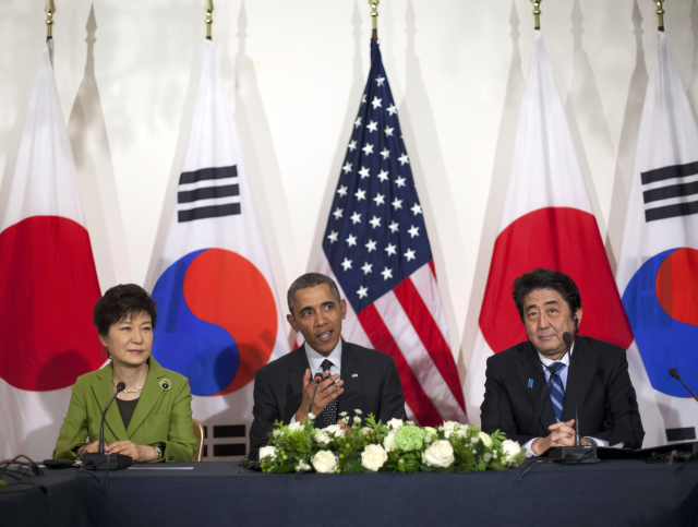 Jihokorejská prezidentka Park Geun-hye, americký prezident Barack Obama a japonský ministr Shinzo Abe na jednom z jednání o balistických raketách na ambasádě v Hágu.