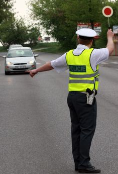 Senátorský návrh chce ponechat měření rychlost jízdy automobilů pouze na republikové policii (ilustrační foto).