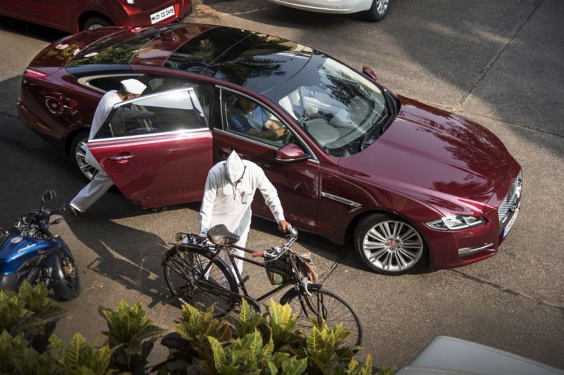 Nový Jaguar XJ se vydává na cestu, soupeřem mu je doručovatel na kole.