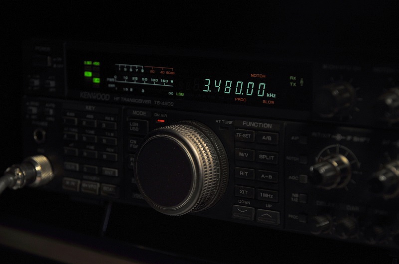 Český rozhlas spustil stanici Radio Wave pro mladé posluchače 13. ledna 2006 ve 13.13.