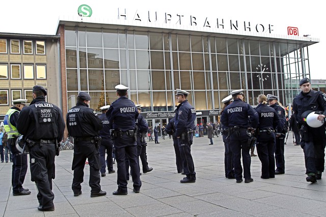 Němečtí policisté hlídkují u hlavního nádraží v Kolíně nad Rýnem. 