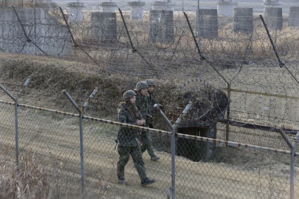 Vojáci na hranicích Severní a Jižní Koreje. Vojáci na hranicích Severní a Jižní Koreje.