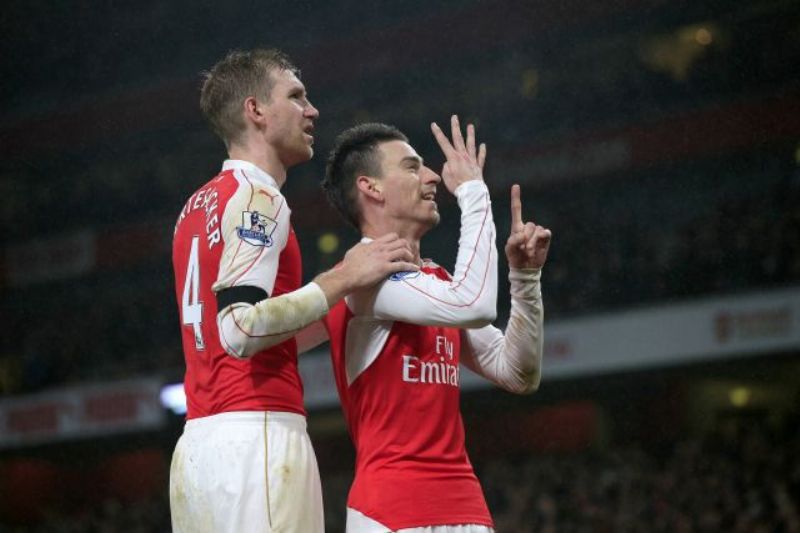 Fotbalisté Arsenalu vedou Premier League. 