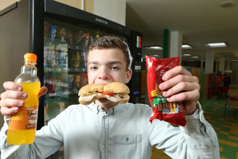 Ze školních automatů by měly zmizet umělá sladidla a kofeinové nápoje, z baget majonéza i dresinky.