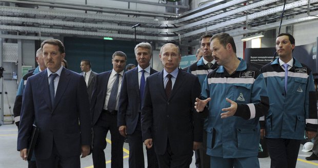 Vladimir Putin (uprostřed) a Kirill Šamalov (vpravo). Vladimir Putin (uprostřed) a Kirill Šamalov (vpravo).