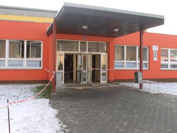 Hala v Březolupech je nyní politá kyselinou. Hala v Březolupech je nyní politá kyselinou.