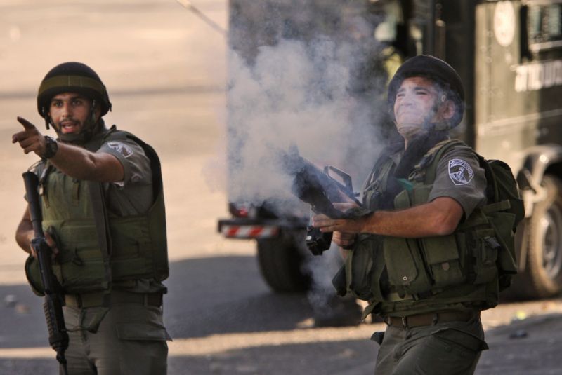 Izraelská policie zabila na severu Izraele muže hledaného kvůli podezření, že zastřelildva může a zranil sedm dalších. Izraelská policie zabila na severu Izraele muže hledaného kvůli podezření, že zastřelildva může a zranil sedm dalších.