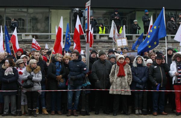Tisíce Poláků protestují proti ovládnutí veřejnoprávních médií.