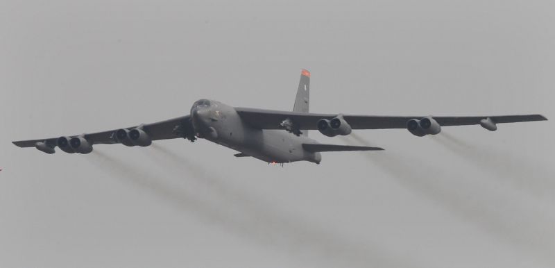 Přelet amerického bombardéru B-52 nad Korejským poloostrovem. Přelet amerického bombardéru B-52 nad Korejským poloostrovem.