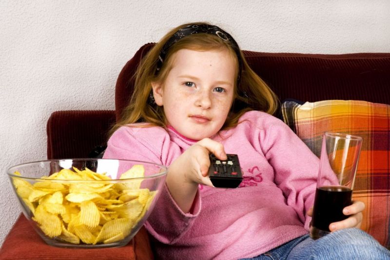 Slané pokrmy (jako například smažené brambůrky) jsou ve spojení se sladkými nápoji dobře známou příčinou dětské obezity (ilustrační foto). Slané pokrmy (jako například smažené brambůrky) jsou ve spojení se sladkými nápoji dobře známou příčinou dětské obezity (ilustrační foto).