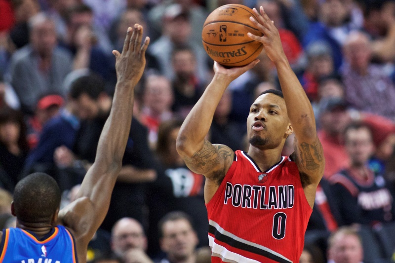 Rozehrávač Portlandu Damian Lillard nastřílel v posledních třech minutách nedělního utkání NBA proti Oklahomě pět tříbodových košů a Trail Blazers díky němu zvítězili 115:110. 