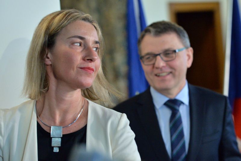 Šéfka diplomacie Evropské unie Federica Mogheriniová a Lubomír Zaorálek.