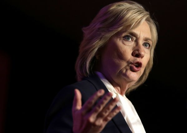 vyšetřování skandálu kolem e-mailové korespondence Hillary Clintonové.