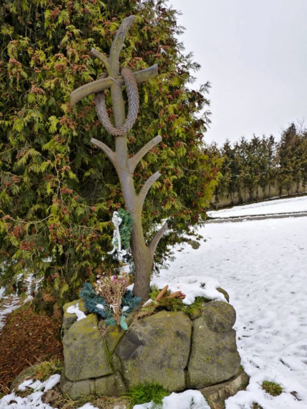 Výčnělky na náhrobku symbolizují penisy milenců hříšné nebožky.