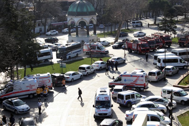 Sebevražedný útok v Istanbulu si vyžádal deset mrtvých a patnáct zraněných. Sebevražedný útok v Istanbulu si vyžádal deset mrtvých a patnáct zraněných.
