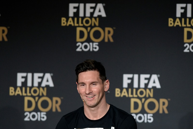 Zatímco před rokem při vyhlášení Zlatého míče FIFA neměl fotbalista Lionel Messi jasno o své budoucnosti, a dokonce se spekulovalo o jeho možném odchodu z Barcelony, po pondělním pátém vítězství v prestižní anketě prohlásil, že katalánský klub neopustí. Zatímco před rokem při vyhlášení Zlatého míče FIFA neměl fotbalista Lionel Messi jasno o své budoucnosti, a dokonce se spekulovalo o jeho možném odchodu z Barcelony, po pondělním pátém vítězství v prestižní anketě prohlásil, že katalánský klub neopustí.