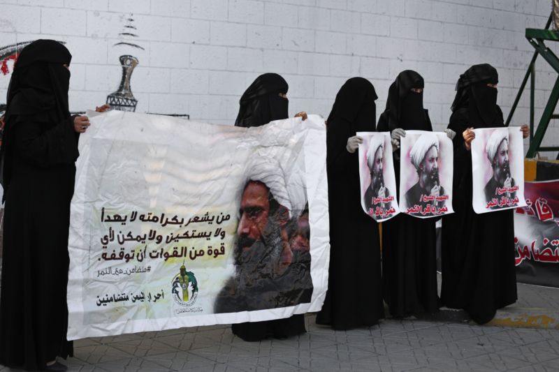 Šíitští rebelové během anti-saudského protestu připomínají portrét svého někdejšího duchovního Nimr al-Nimra, který byl popraven v Saudské Arábii.