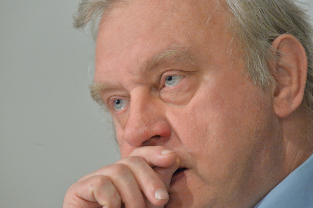 Poslanec Evropského parlamentu za KSČM Miloslav Ransdorf (na snímku) vystoupil 7. ledna v Praze na tiskové konferenci k takzvané švýcarské kauze. Konference se zúčastnil Peter Guzmický, který byl podle Ransdorfa hlavním organizátorem jeho kontroverzní návštěvy ve švýcarské bance, při níž ho v prosinci zadržela švýcarská policie.