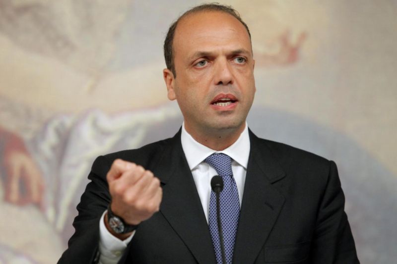Italský ministr vnitra Angelino Alfano. Italský ministr vnitra Angelino Alfano.