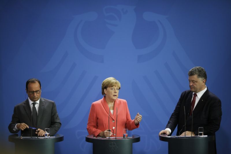 Ukrajinský prezident Petro Porošenko (vpravo) s německou kancléřkou Angelou Merkelovou a francouzským prezidentem Françoisem Hollandem (vlevo).